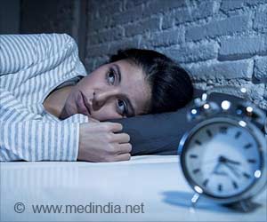 नींद की लगातार कमी भविष्य में अवसाद से कैसे जुड़ी है?